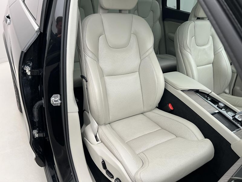 Volvo XC90 B5 AWD INSCRIPTION REZERVACE - fotka 21 z 44