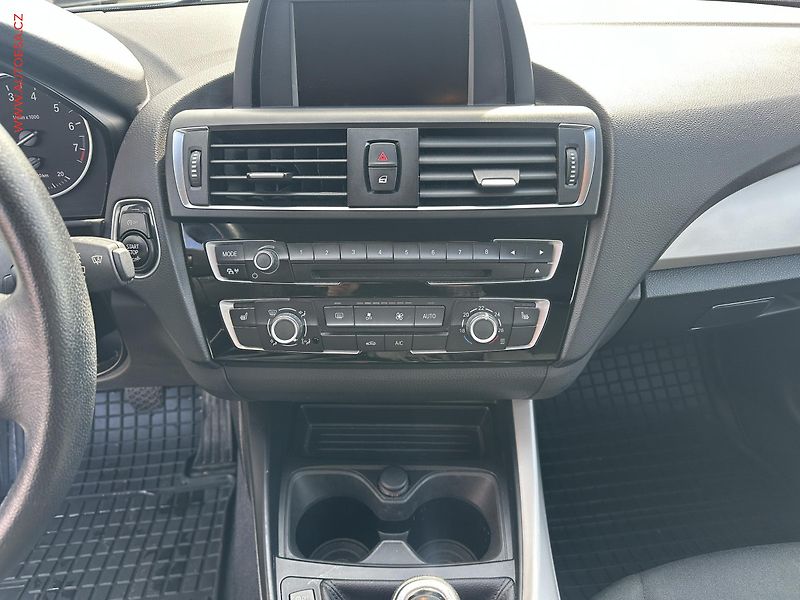 BMW Řada 1 (2015) 1.5i 116i, Klima - fotka 14 z 21