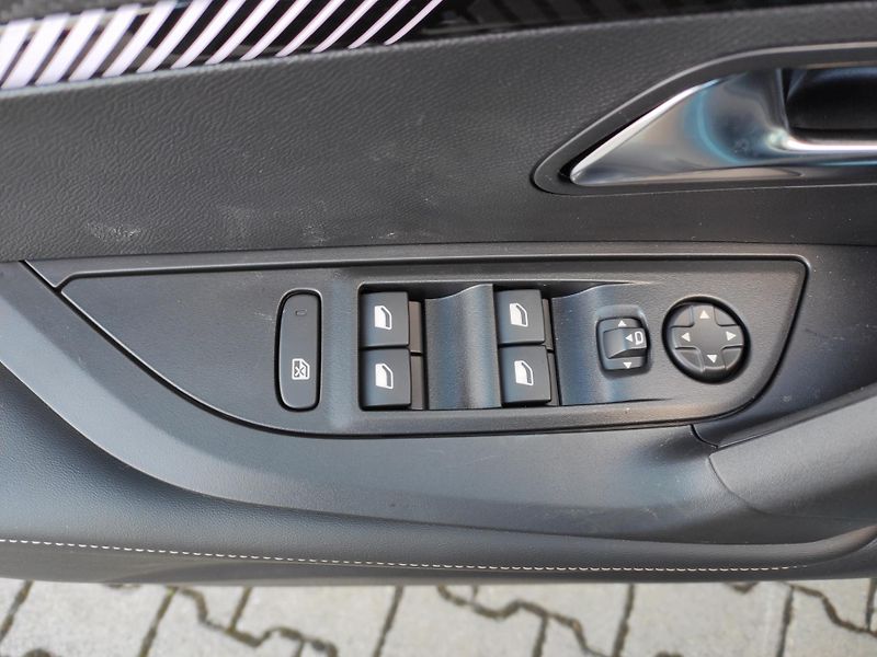 Peugeot 2008 (2026) ALLURE 1.2 100k MAN6 2x kamera - fotka 23 z 23