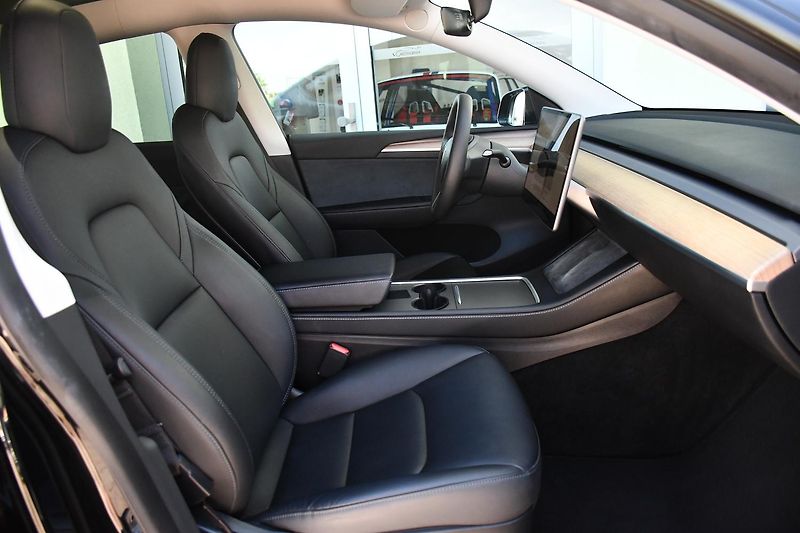 Tesla Model Y LONG RANGE DUAL MOTOR  - fotka 13 z 46