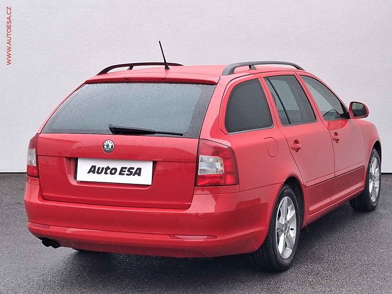 Škoda Octavia (2011) 1.4 TSi, Family, DSG, xenon - fotka 4 z 17