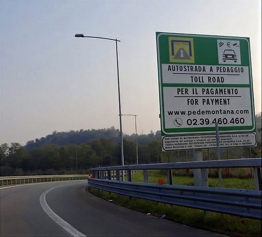 O placeném režimu informují řidiče značky u nájezdu. Neznalost systému ale povinnost uhradit průjezd neruší., zdroj: Luca F./ Wikimedia CC BY-SA 4.0
