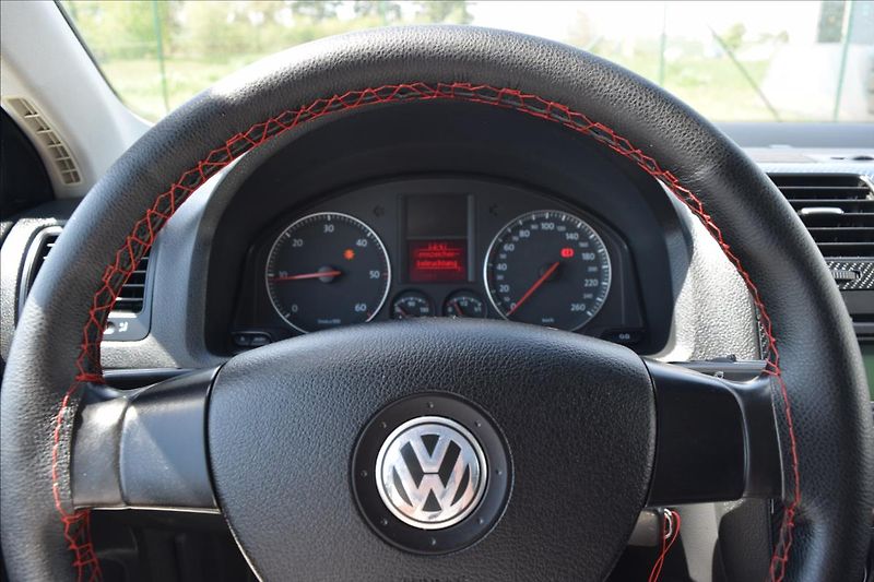 Volkswagen Jetta 1,9 TDI 77KW NOVÁ STK ALU - fotka 35 z 43