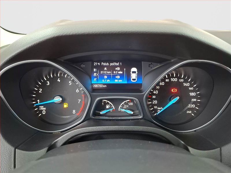 Ford Focus (2018) 1.0 EcoBoost, Tempomat - fotka 11 z 14