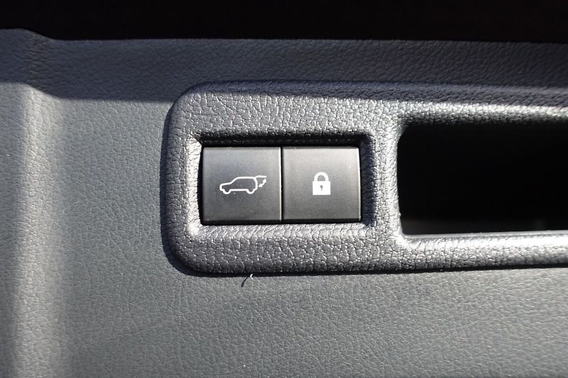 Lexus NX 300h 2,5HSD AWD PRESTIEGE SAFETY - fotka 16 z 34