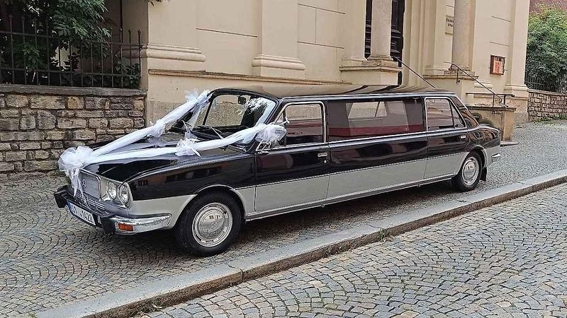 Osobní automobil Škoda 120 GLS v limuzínovém provedení v ulici Jiřího z Poděbrad v Kutné Hoře.