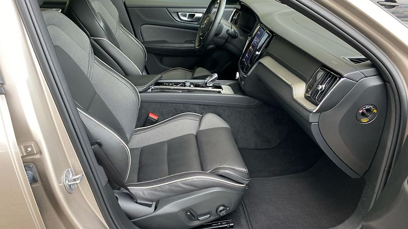 Volvo S60 ULTIMATE DARK, B5 AWD, 184+10 - fotka 9 z 36