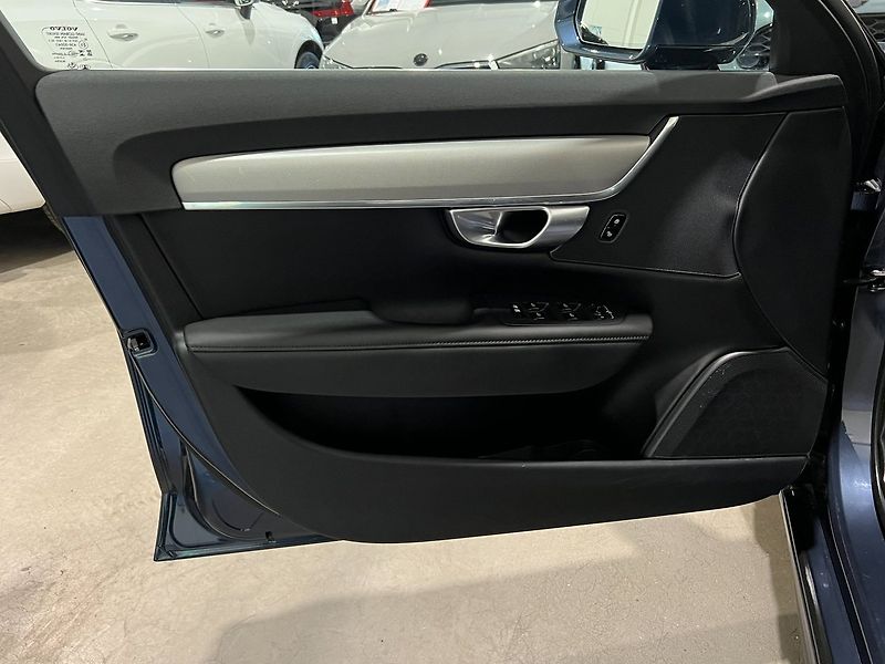 Volvo V90 Recharge T6 Core Kamera BLIS - fotka 8 z 23