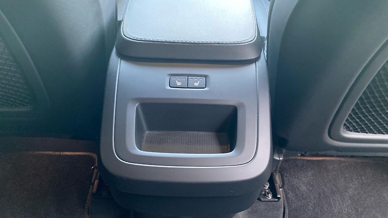 Volvo XC90 PLUS BRIGHT, B5 AWD, 173+10 kW - fotka 30 z 38