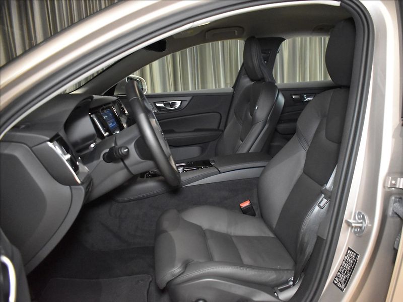 Volvo V60 2,0 T6 AWD Core - fotka 9 z 26