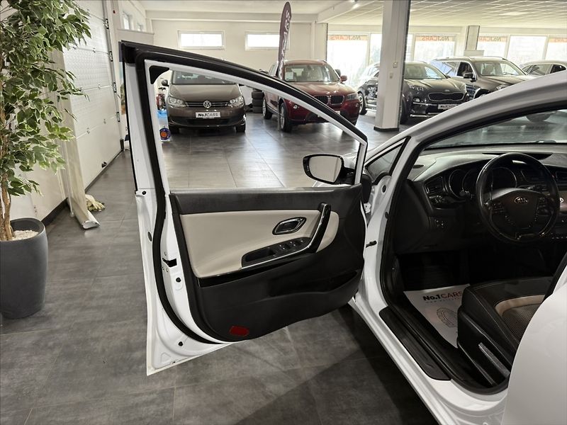 Kia Ceed 1,6   CRDI 94KW NAVI KAMERA ČR - fotka 6 z 44