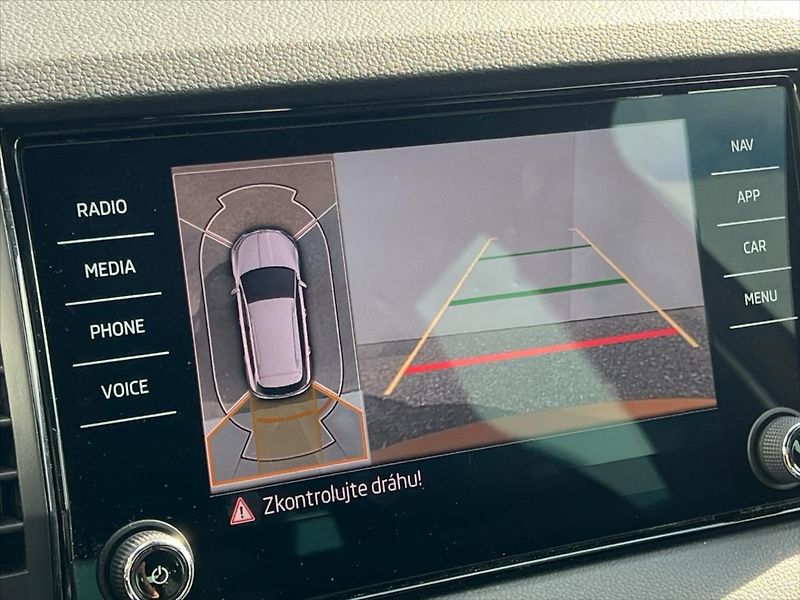Škoda Karoq 1,5 TSi 110kW 7DSG SPORTLINE - fotka 17 z 34