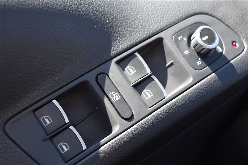 Volkswagen Tiguan 1,4 i 90kw BI-XENON PANORAMA - fotka 27 z 44