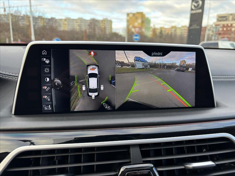 BMW Řada 7 4,4 i 750Li xDrive Individual - fotka 22 z 39
