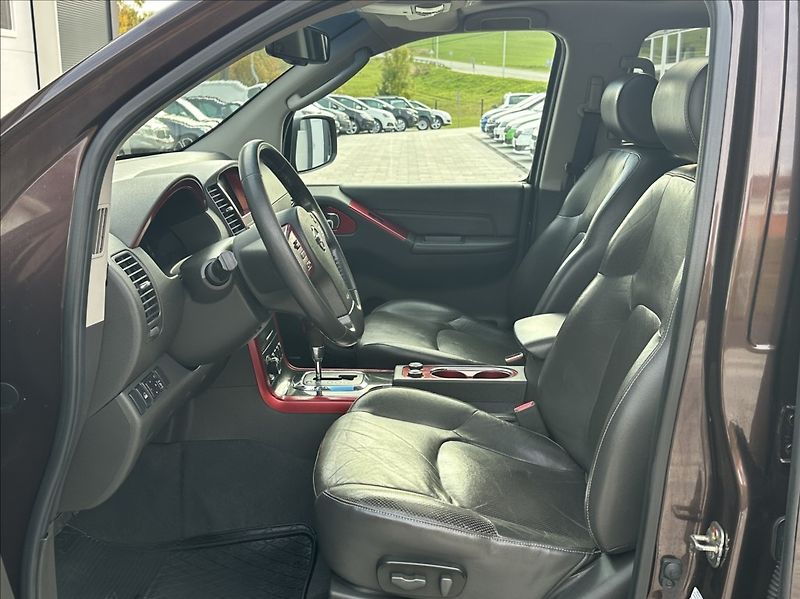 Nissan Pathfinder 3,0 DCI 231PS  LE Executive 4x - fotka 12 z 55
