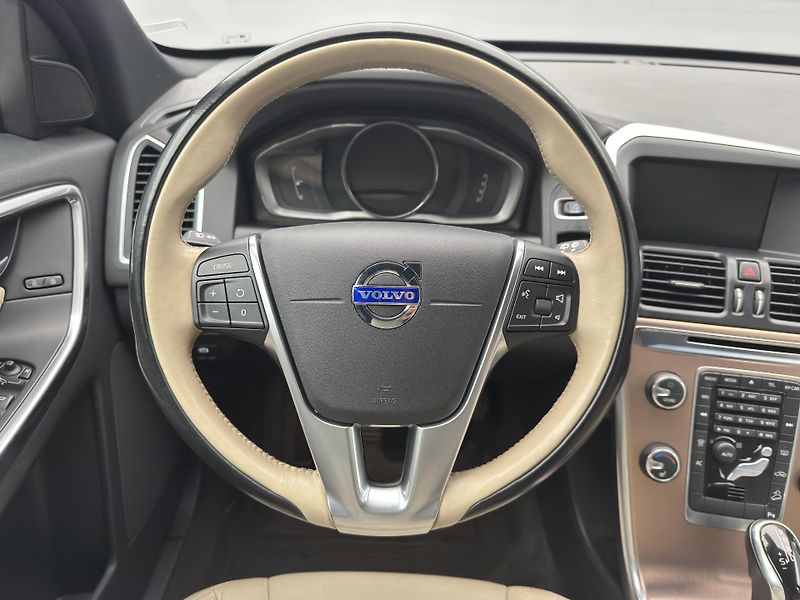 Volvo XC60 D4 AWD SUMMUM AUT CZ 1.maj - fotka 3 z 40