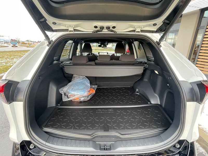 Toyota RAV4 2.5 Plug-In Hybrid 4X4 Dynamic - fotka 10 z 29