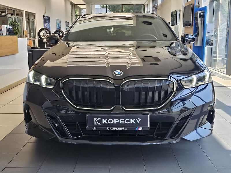 BMW Řada 5 540d xDrive Touring - fotka 2 z 39