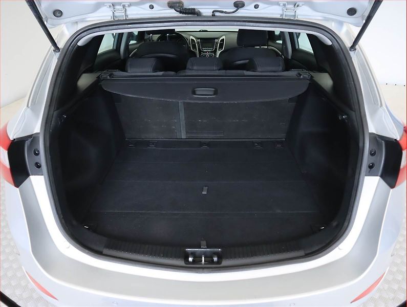 Hyundai i30 (2016) Comfort 1.6 CRDi, Serv.kniha - fotka 14 z 16