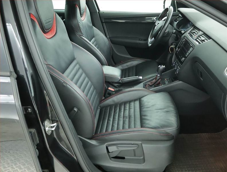 Škoda Octavia (2015) RS 2.0 TSI, Automat - fotka 9 z 17