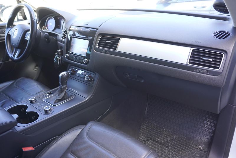 Volkswagen Touareg (2013) 3,6 V6 FSI  4x4 KŮŽE - fotka 22 z 27