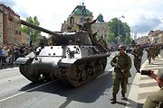 Plzní projel Konvoj svobody. Stovky kusů historické vojenské techniky v neděli projely z Bor do centra města. Ulice lemovaly tisíce diváků