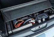 V těch elektrických a plug-in hybridních je speciální přihrádka pro kabely.