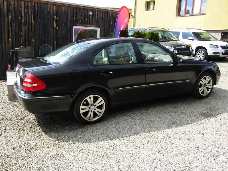 Mercedes-Benz Třídy E (2005) E 320 165kW AUTOMAT BEZ MĚCHŮ - fotka 10 z 35