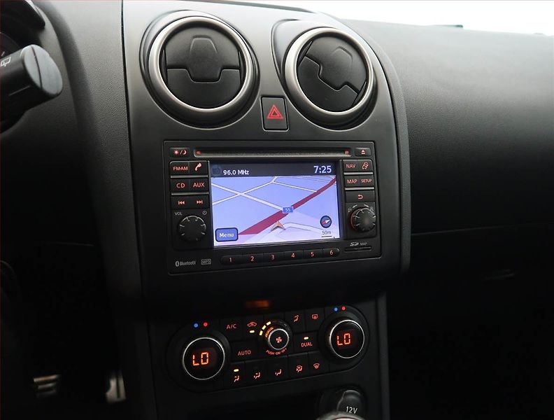 Nissan Qashqai (2011) 1.5 dCi, Navi, Tempomat - fotka 13 z 19