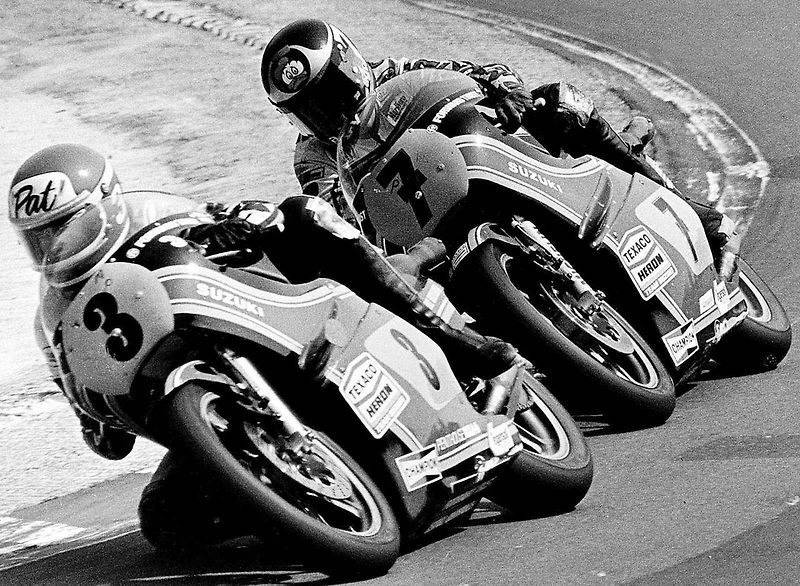 Barry Sheene (vpravo) byl legendáním motocyklovým závodníkem. Byl také známý tím, že bojkoval okruh v Brně. Na snímku je s Wilem Hartogem po závodě TT v Assenu.