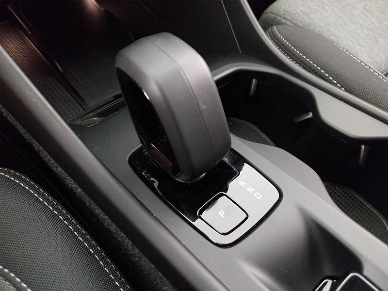 Volvo XC40 (2025) B3 - fotka 13 z 22