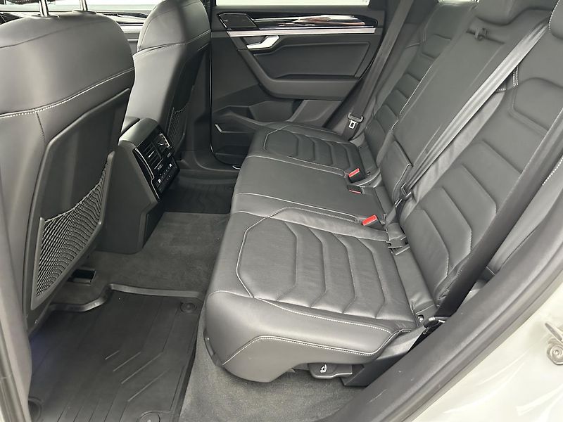 Volkswagen Touareg 3.0 TDi 4x4 R-Line - fotka 8 z 29