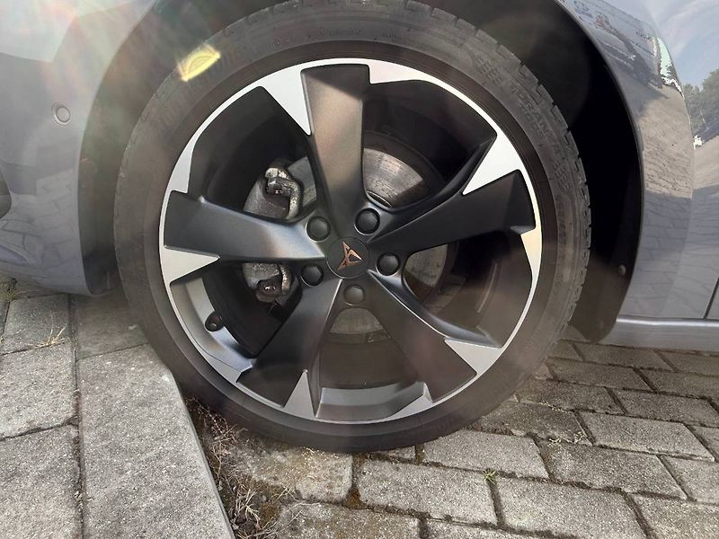 Cupra Leon (2023) 1.5 eTSI  DSG 150k - fotka 9 z 38