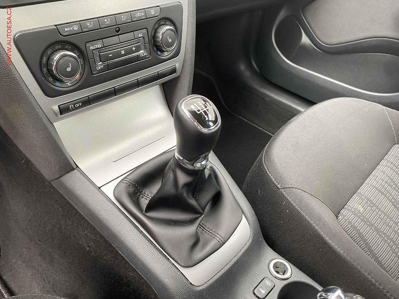Škoda Octavia (2011) 1.6 TDi, ČR, Elegance - fotka 16 z 17