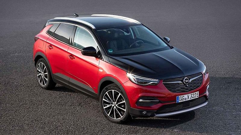 Středně velké SUV kombinuje přeplňovaný zážehový čtyřválec 1,6 se 147 kW (200 koní) se dvěma elektromotory, přičemž každý z nich generuje 80 kW (109 koní).