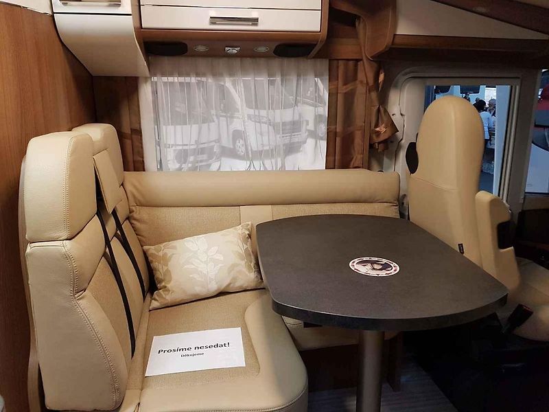 Jeden z nejhezčích vozů na výstavě si hned našel svého majitele. Na modelu Dethleffs Globetrotter XLi 7850-2 s nápadným lakem za čtyři miliony korun byla přilepena cedulka „prodáno“.