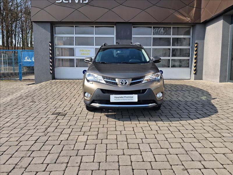 Toyota RAV4 2,2 Active AT 4x4 - fotka 4 z 17