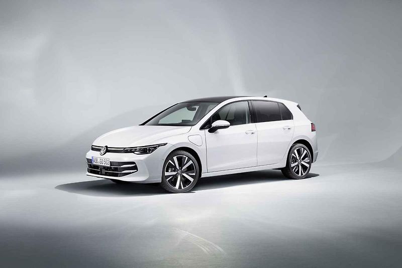 Golf je stále k mání ve verzích kombi, hatchback i GTI