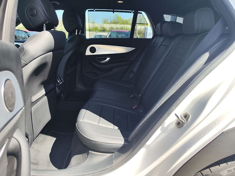 Mercedes-Benz Třídy E E220d/143kW 4MATIC All-Terrain - fotka 13 z 37