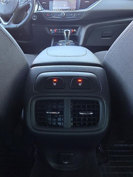 Opel Insignia 128kW 4x4 AUT Ultimate ST -DPH - fotka 30 z 40