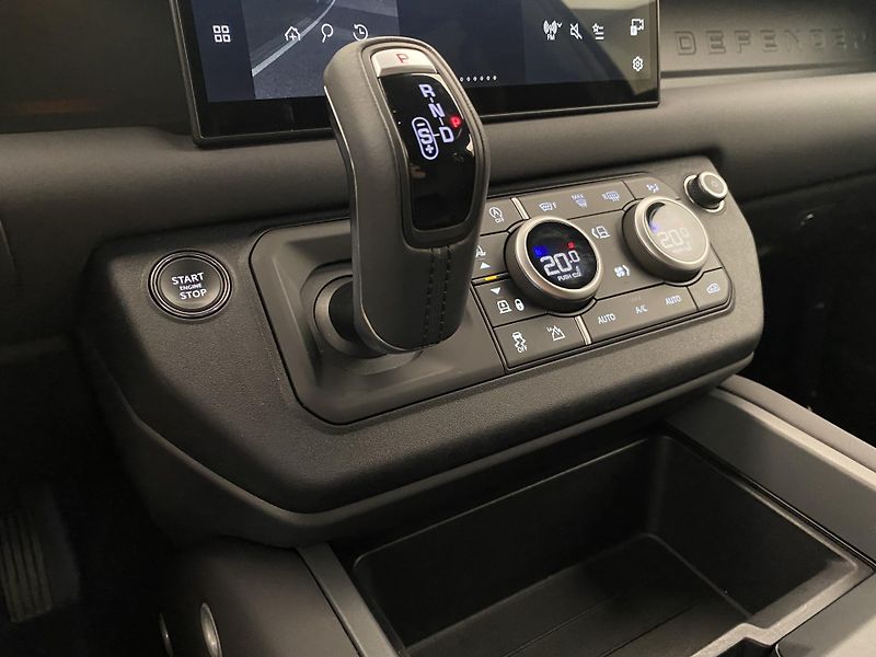 Land Rover Defender 110 D300 X-DYNAMIC SE AWD CZ - fotka 26 z 52
