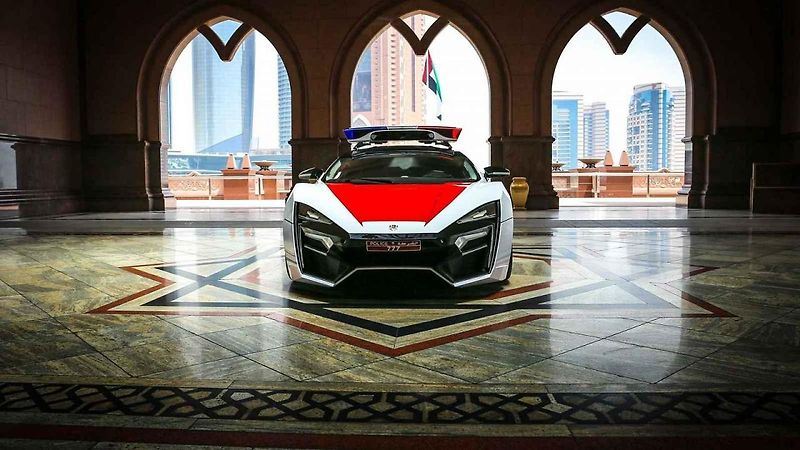 První ze sedmi vyrobených automobilů Lykan HyperSport slouží u policejních složek v Abú Dhabí