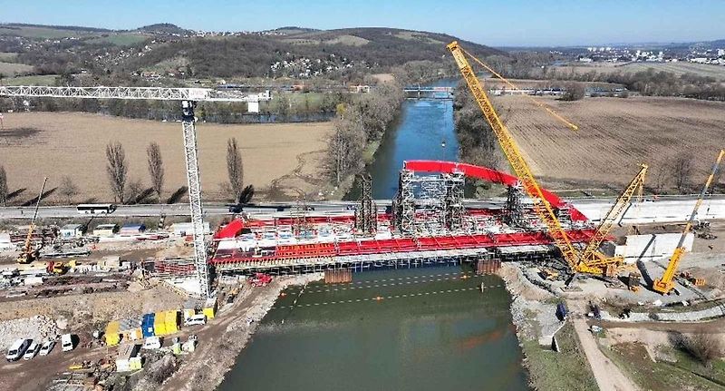 Stavbaři začali u Napajedel osazovat ocelový oblouk dálničního mostu