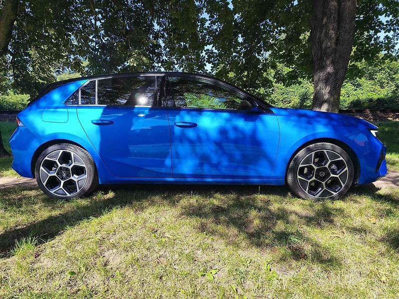 Opel vyniká ostrými sportovními rysy.