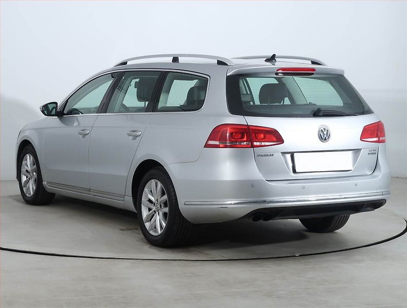Volkswagen Passat (2014) 2.0 TDI, Automat, Navi - fotka 4 z 23