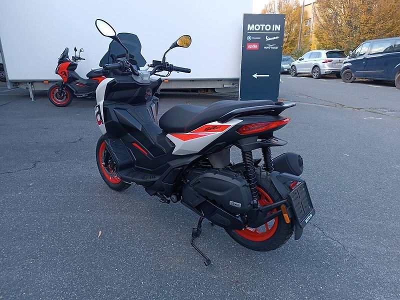 Aprilia SR GT 200 (2025) Sport ABS Space White - fotka 5 z 11