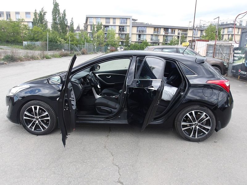 Hyundai i30 1,6CRDi  Automat!! 2 x kola! - fotka 12 z 34