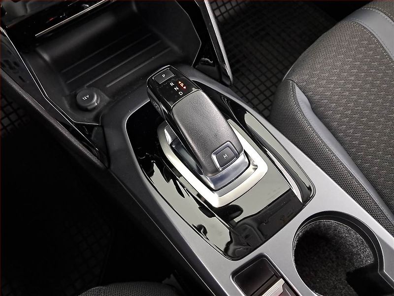 Peugeot 2008 (2020) 1.2 PureTech, Automat, ČR - fotka 13 z 18