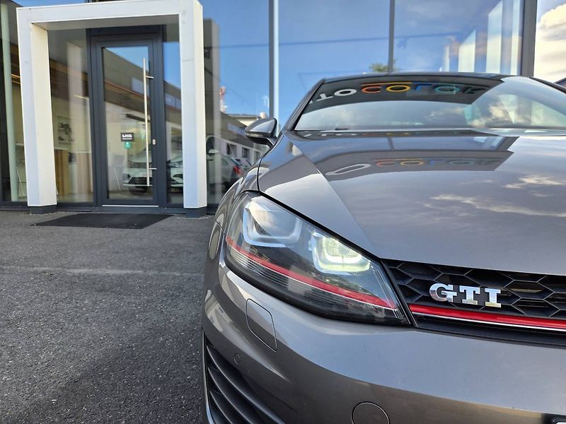 Volkswagen Golf 2.0 GTI - fotka 6 z 49