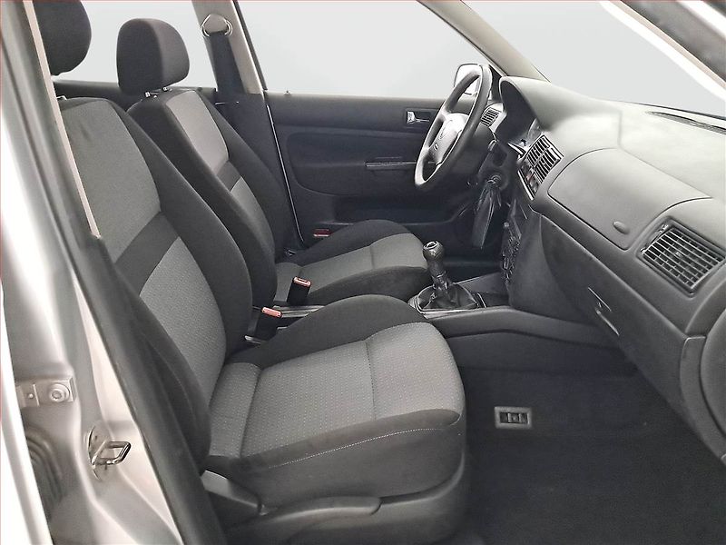 Volkswagen Golf (2003) 1.4 16V, nová STK - fotka 9 z 15
